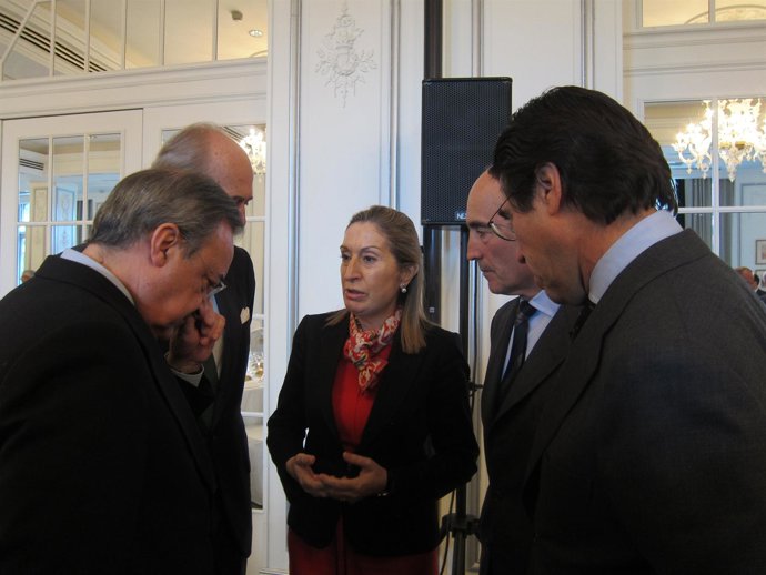 Ana Pastor, con representantes de Seopan