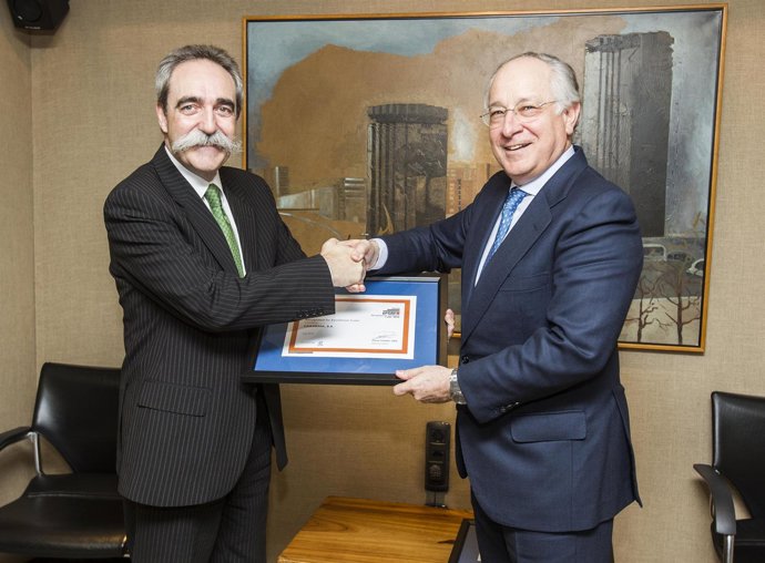 Juan Antonio Zufiria (pte. Del Club Excelencia en Gestión) y Joan Maria Nin