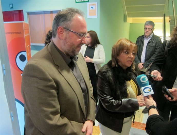 Manuel Gabriel Pérez y Purificación Gálvez atienden a los medios.