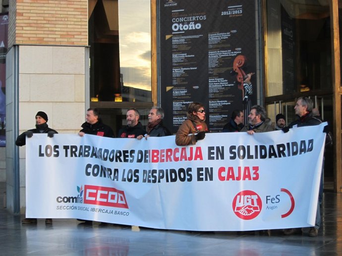 Concentración contra los despidos planteados por la dirección de Caja3.