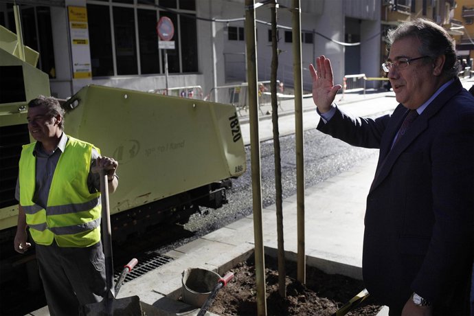 El alcalde de Sevilla, Juan Ignacio Zoido, visitando obras en Los Remedios 