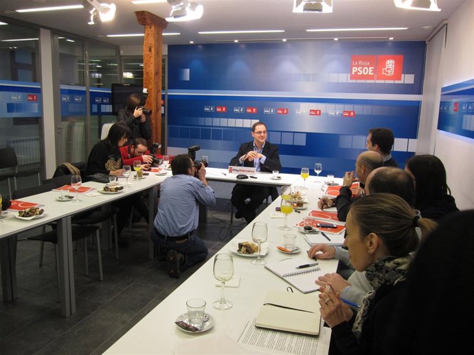 El secretario general del PSOE de La Rioja, César Luena, desayuno informativo