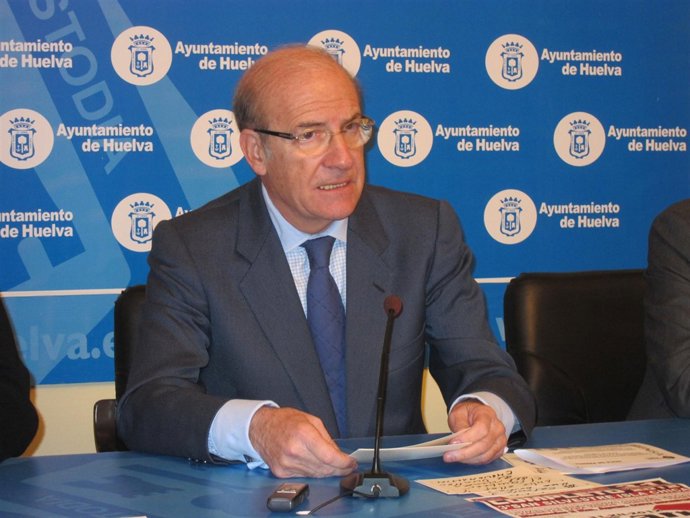 El alcalde de Huelva, Pedro Rodríguez, en una rueda de prensa.