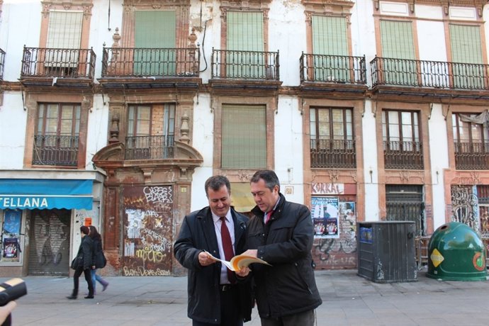 Los socialistas Juan Carlos Cabrera y Juan Espadas en la Encarnación