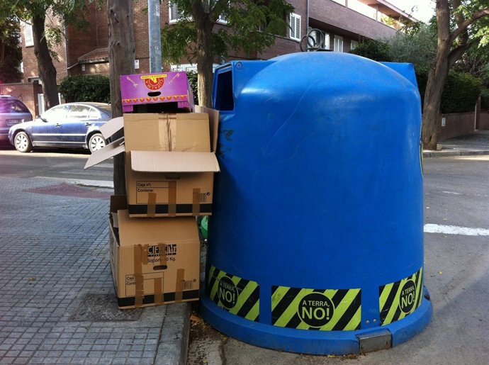 Reciclaje De Papel Y Cartón. Contenedor Y Residuos.