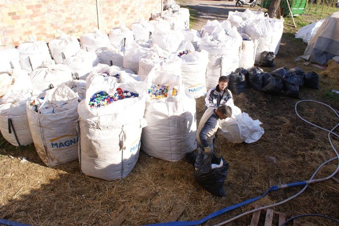 Recogida de tapones de plástico por parte de la familia del niño