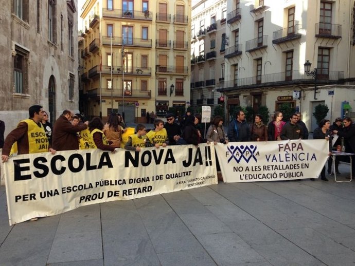 Concentración de Ampas ante el Palau de la Generalitat