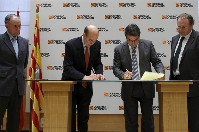 Fernandéz de Alarcón y Abertis firman convencios N-2 y N-232