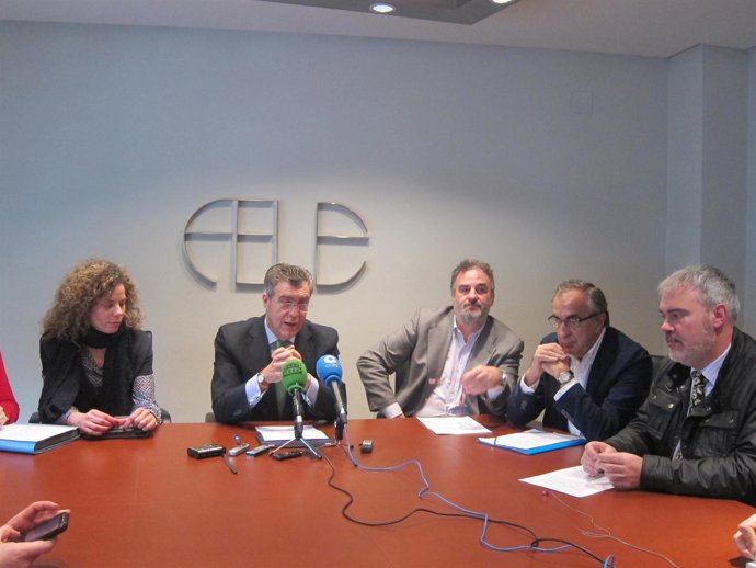 Javier Cepedano, junto a varios representantes de clínicas privadas de León.