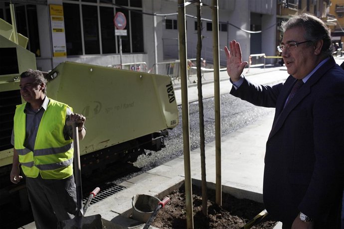 El alcalde de Sevilla, Juan Ignacio Zoido, visitando obras en Los Remedios 