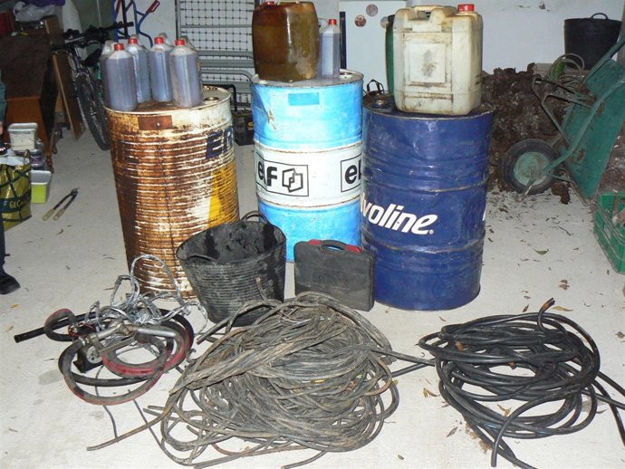 Material robado incautado a los dos detenidos.