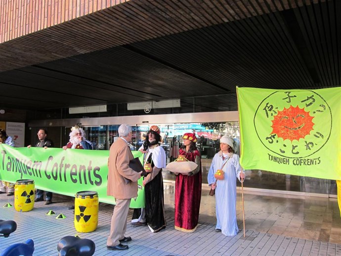 Miembros de Tanquem Cofrents en una protesta ante Delegación