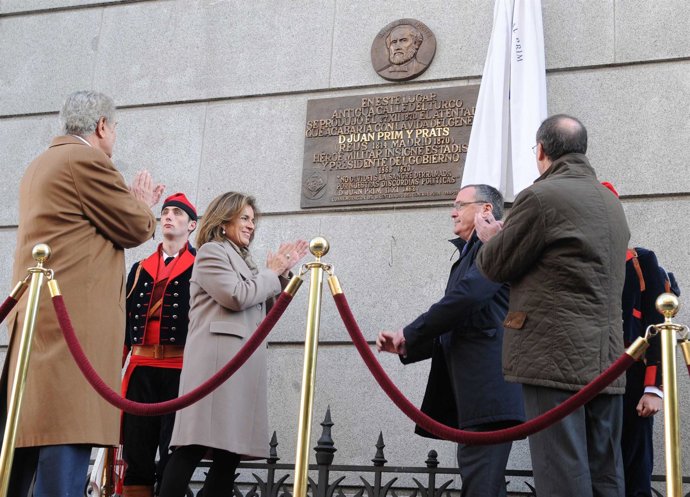Botella durante la presentación de la placa al general Prim                   
