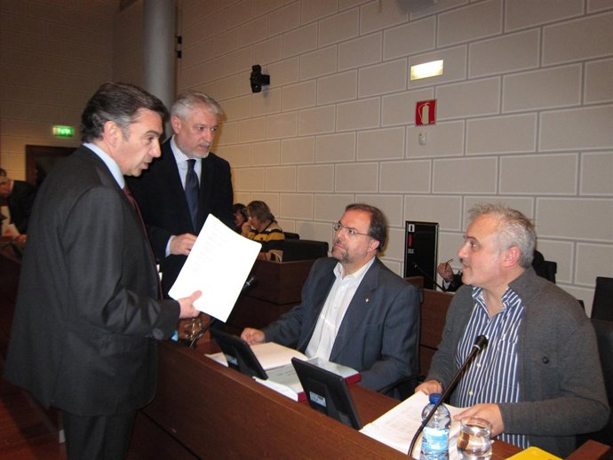 Beamonte y Larqué hablan con Fuster y Miramón antes del pleno de la DPZ