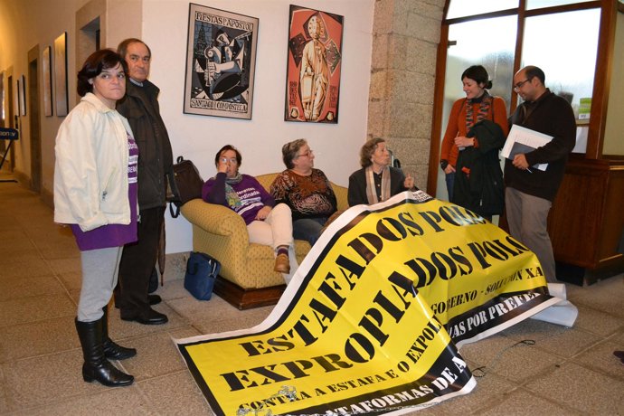 Rubén Cela y Ana Pontón (BNG) se reúnen con los afectados encerrados en Santiago