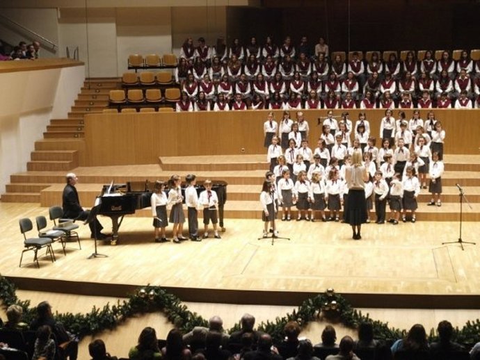 Actuación de los Pequeños Cantores en el Palau de la Música.