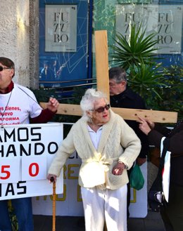Mujer de 99 años protesta con una cruz al perder su dinero en preferentes de CAM