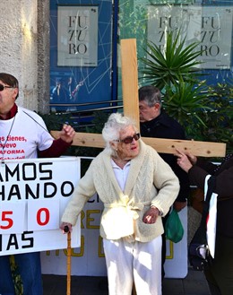 Mujer de 99 años protesta con una cruz al perder su dinero en preferentes de CAM