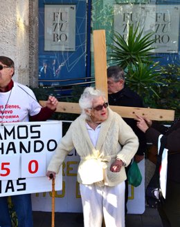 Mujer de 99 años protesta con una cruz al perder su dinero en preferentes de CAM