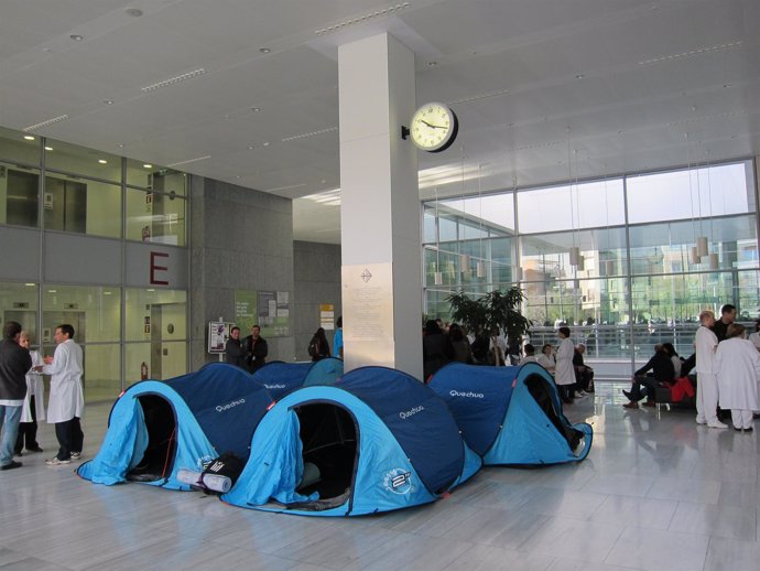 Acampada en el Hospital Sant Pau contra los recortes sanitarios