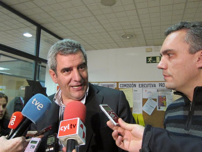 Julio Villarrubia y Javier Izquierdo en la sede provincial del PSOE.