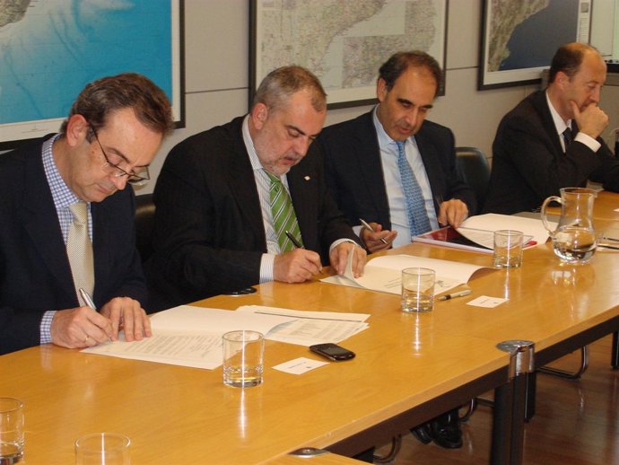 Firma del contrato de gestión de la ATLL entre Acciona y la Generalitat