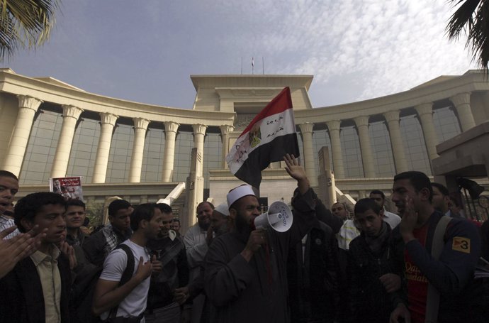 SLa sede del Tribunal Supremo Constitucional rodeada por simpatizantes de Mursi