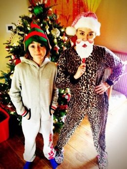 Miley muy navideña junto a su hermana