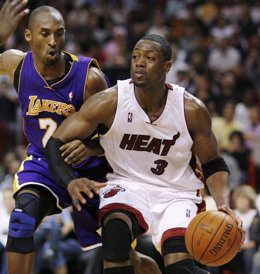 Kobe Bryant de los Lakers y Dwyane Wade de los Miami Heat