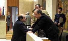 Socialistas y populares del Ayuntamiento de Salamanca hablando después del pleno