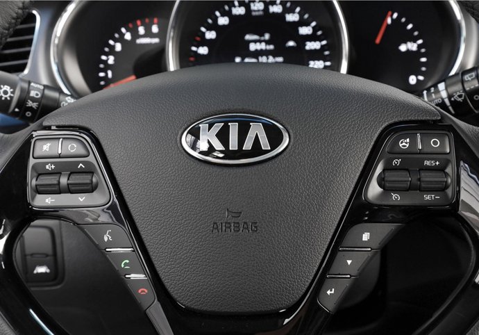 Detalles Interior Nuevo Kia Cee'd Cinco Puertas - Volante, GPS, Cuentakilómetros