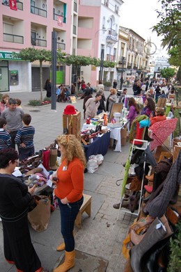 Mercadillo de comerciantes alcalareños.