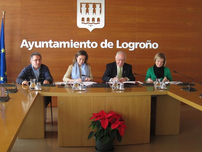 Firma del convenio de colaboración entre el ayuntamiento de Logroño y Cruz Roja