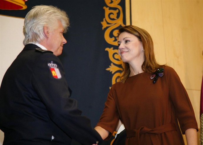 Cospedal con un policía galardonado