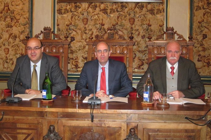 Iglesias (C),  Carlos García (I) y Francisco Albarrán (D)