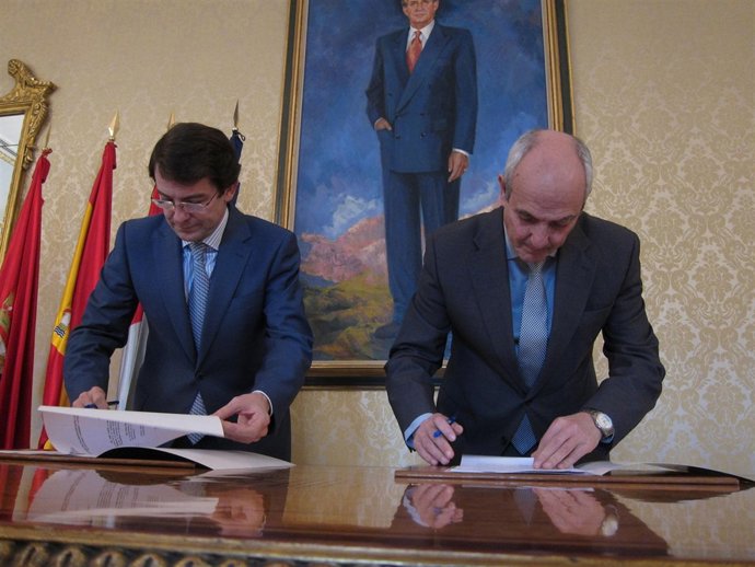 Fernández Mañueco (I) y Pedro Díaz (D)