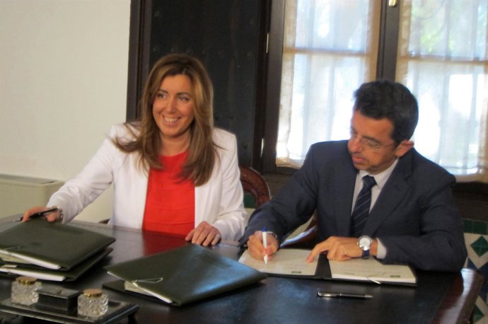 La consejera de Presidencia, Susana Díaz, y Pablo Carrasco, firman contrato RTVA