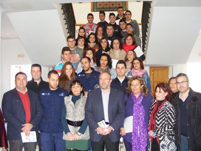 Marín, en el centro, con autoridades y alumnos de la escuela taller.