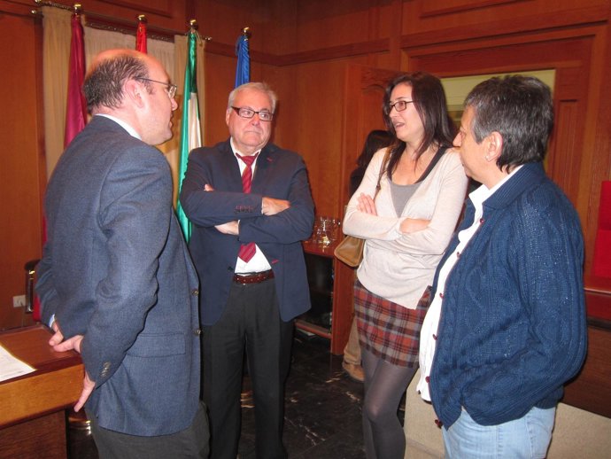 Concejales de los cuatro grupos municipales charlan antes del Pleno