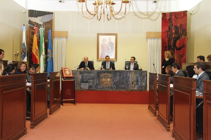 Ignacio Caraballo preside el pleno de la Diputación. 