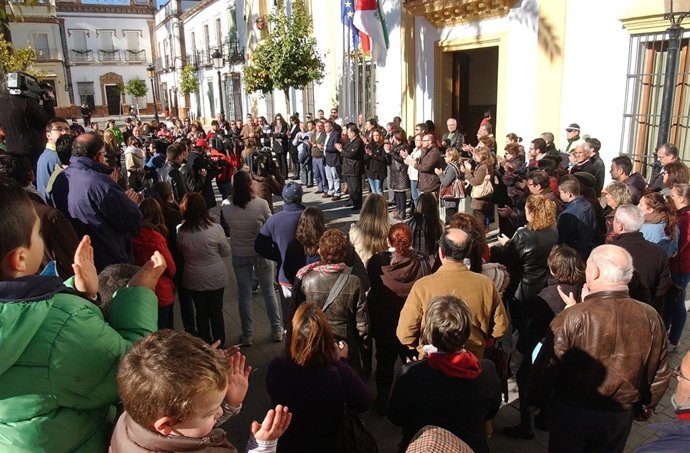 Concentración en señal de repulsa por el asesinato de la bebé. 