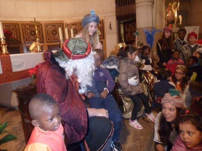 Los Reyes Magos reparten regalos a 700 niños de familias de la Fundación Madrina
