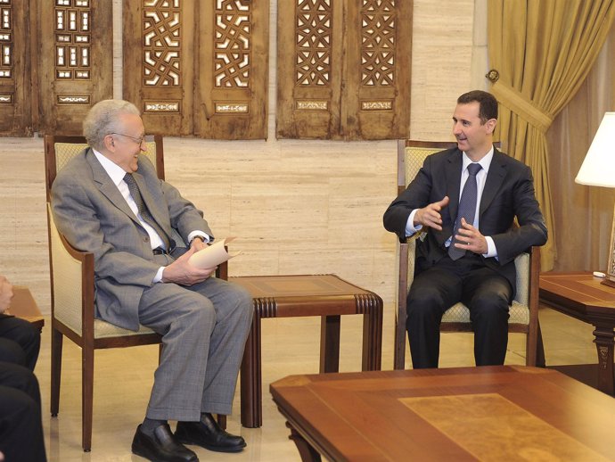 El Presidente de Siria, Al Assad junto al enviado especial de la ONU, Brahimi
