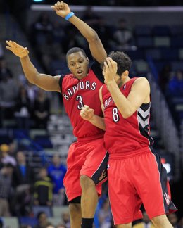 Lowry y Calderón celebran la victoria de Toronto Raptors