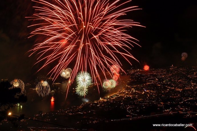 Imagen de un espectáculo pirotécnico de fin de año de Ricasa en Madeira. 