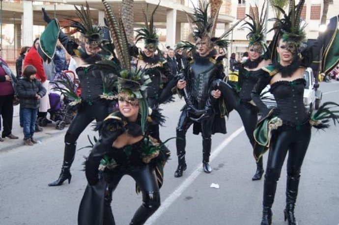 Jóvenes Disfrutan Del Carnaval