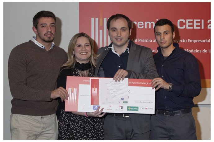 Pablo Suárez con tres de los trabajadores de 'Fly Solutions'