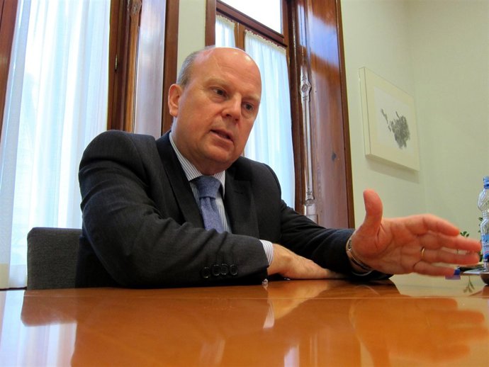 El conseller Máximo Buch en un momento de la entrevista.