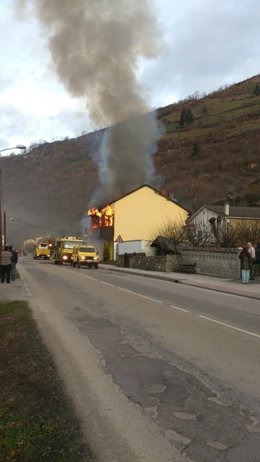 Incendio en vivienda en Aller.