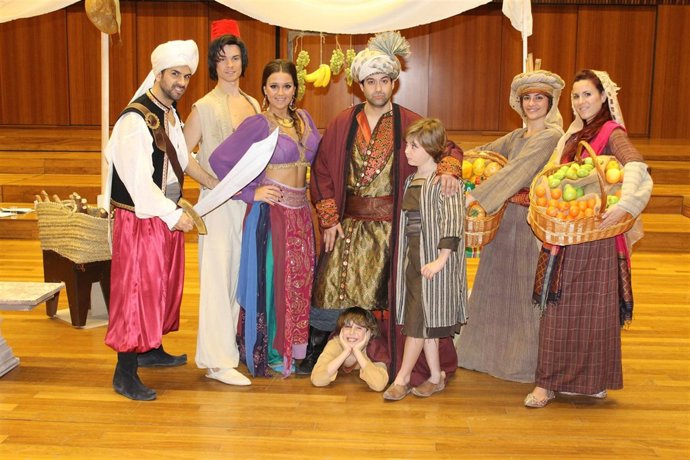 Integrantes del elenco de Aladdín, el musical